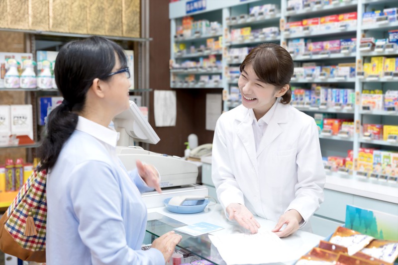 接客中の女性薬剤師
